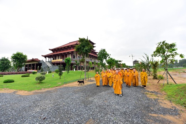 Đức Quyền Pháp chủ thiền hành cùng 1.200 Tăng Ni trong khuôn viên Học viện Phật giáo VN tại TP.HCM ảnh 22