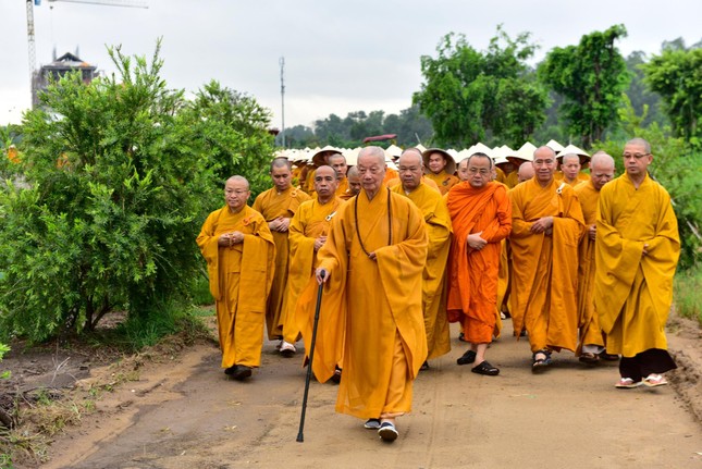 Đức Quyền Pháp chủ thiền hành cùng 1.200 Tăng Ni trong khuôn viên Học viện Phật giáo VN tại TP.HCM ảnh 9