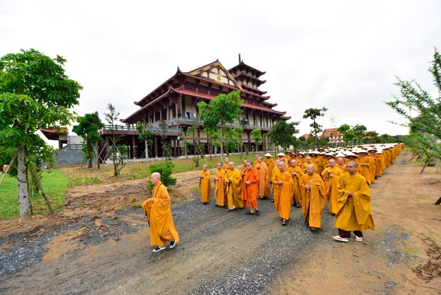 Đức Quyền Pháp chủ thiền hành cùng 1.200 Tăng Ni trong khuôn viên Học viện Phật giáo VN tại TP.HCM ảnh 10