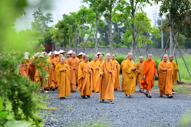 Đức Quyền Pháp chủ thiền hành cùng chư Tăng Ni trong khuôn viên Học viện Phật giáo VN tại TP.HCM ảnh 23
