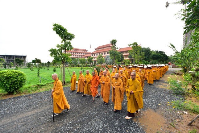 Đức Quyền Pháp chủ thiền hành cùng 1.200 Tăng Ni trong khuôn viên Học viện Phật giáo VN tại TP.HCM ảnh 11