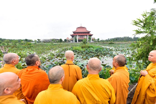 Đức Quyền Pháp chủ thiền hành cùng 1.200 Tăng Ni trong khuôn viên Học viện Phật giáo VN tại TP.HCM ảnh 4