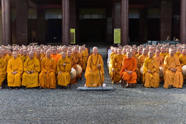 Đức Quyền Pháp chủ thiền hành cùng 1.200 Tăng Ni trong khuôn viên Học viện Phật giáo VN tại TP.HCM ảnh 32