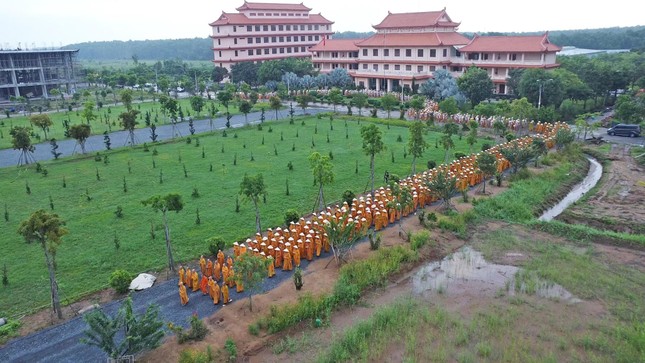 Đức Quyền Pháp chủ thiền hành cùng 1.200 Tăng Ni trong khuôn viên Học viện Phật giáo VN tại TP.HCM ảnh 37