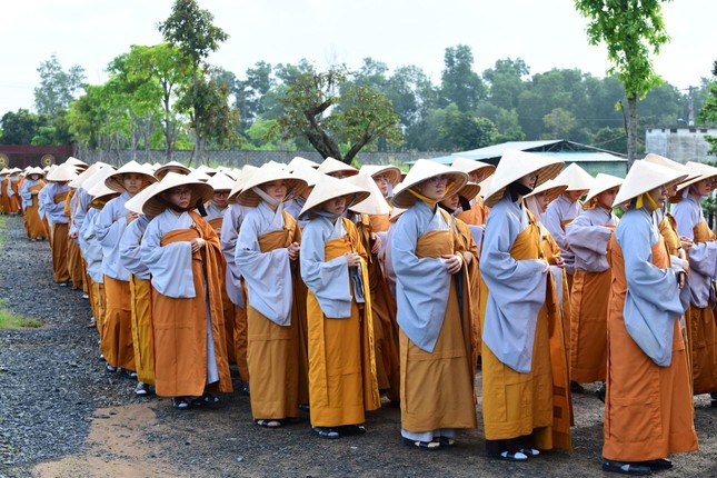 Đức Quyền Pháp chủ thiền hành cùng 1.200 Tăng Ni trong khuôn viên Học viện Phật giáo VN tại TP.HCM ảnh 21