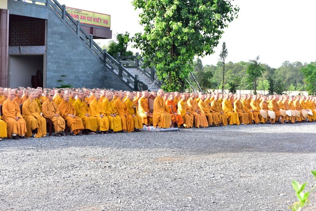 Đức Quyền Pháp chủ thiền hành cùng 1.200 Tăng Ni trong khuôn viên Học viện Phật giáo VN tại TP.HCM ảnh 30