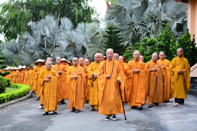 Đức Quyền Pháp chủ thiền hành cùng 1.200 Tăng Ni trong khuôn viên Học viện Phật giáo VN tại TP.HCM ảnh 20