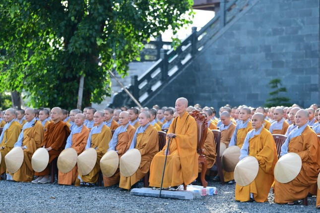 Đức Quyền Pháp chủ thiền hành cùng 1.200 Tăng Ni trong khuôn viên Học viện Phật giáo VN tại TP.HCM ảnh 33