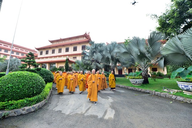 Đức Quyền Pháp chủ thiền hành cùng 1.200 Tăng Ni trong khuôn viên Học viện Phật giáo VN tại TP.HCM ảnh 2