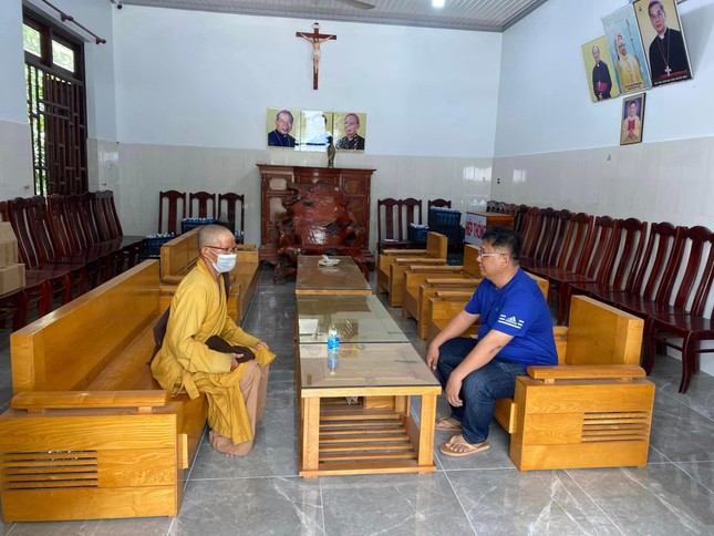 Người giả dạng “thầy chùa vào nhà thờ xin theo đạo” là đối tượng đang bị truy nã hình sự ảnh 1