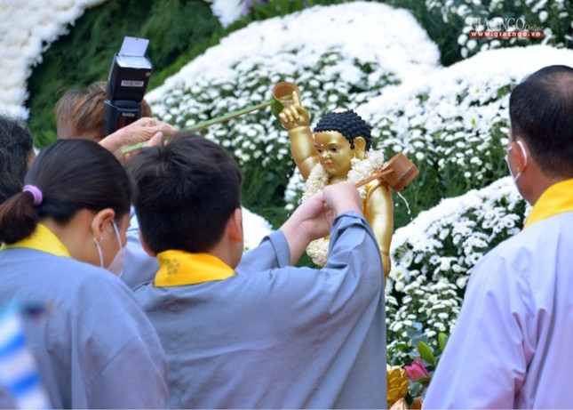 TP.HCM: Cử hành trọng thể nghi thức Tắm Phật, mở đầu tuần Đại lễ Phật đản Phật lịch 2566 ảnh 17