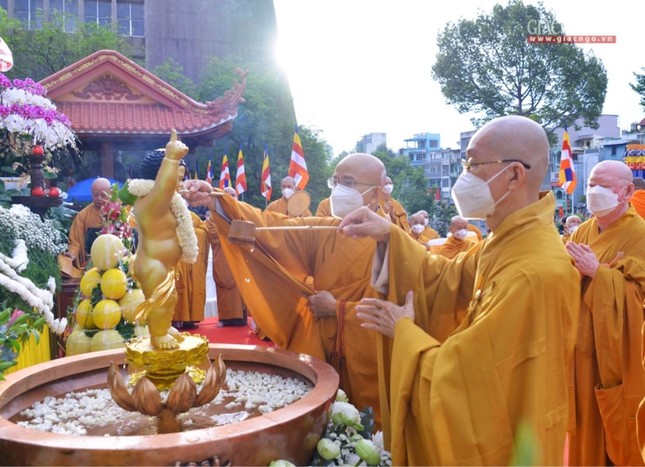 TP.HCM: Cử hành trọng thể nghi thức Tắm Phật, mở đầu tuần Đại lễ Phật đản Phật lịch 2566 ảnh 14