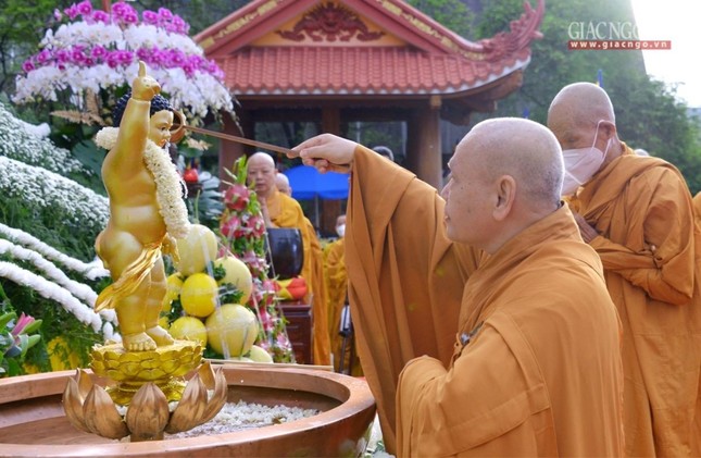 TP.HCM: Cử hành trọng thể nghi thức Tắm Phật, mở đầu tuần Đại lễ Phật đản Phật lịch 2566 ảnh 11