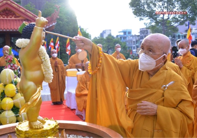 TP.HCM: Cử hành trọng thể nghi thức Tắm Phật, mở đầu tuần Đại lễ Phật đản Phật lịch 2566 ảnh 13