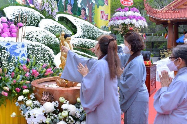 TP.HCM: Cử hành trọng thể nghi thức Tắm Phật, mở đầu tuần Đại lễ Phật đản Phật lịch 2566 ảnh 18