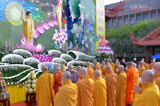 TP.HCM: Cử hành trọng thể nghi thức Tắm Phật, mở đầu tuần Đại lễ Phật đản Phật lịch 2566 ảnh 2