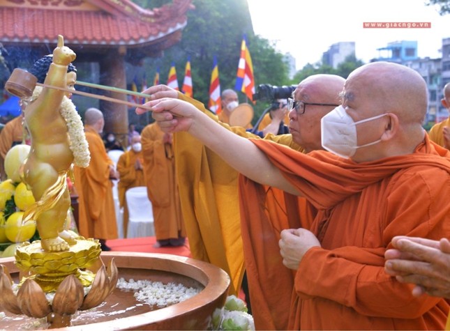TP.HCM: Cử hành trọng thể nghi thức Tắm Phật, mở đầu tuần Đại lễ Phật đản Phật lịch 2566 ảnh 12