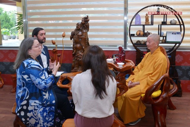 Tổng lãnh sự Hoa Kỳ thăm Trưởng lão Hòa thượng Quyền Pháp chủ nhân Đại lễ Phật đản ảnh 1