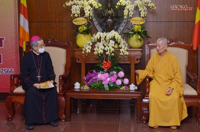 Tổng Giám mục Tổng Giáo phận TP.HCM thăm, chúc mừng Phật đản Phật lịch 2566 ảnh 3