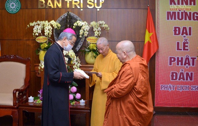 Tổng Giám mục Tổng Giáo phận TP.HCM thăm, chúc mừng Phật đản Phật lịch 2566 ảnh 7