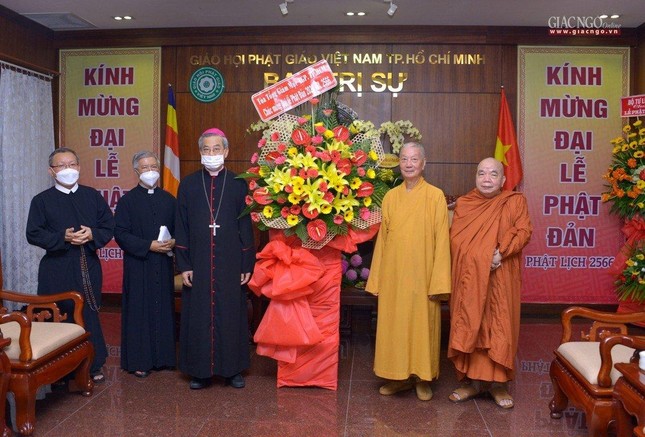 Tổng Giám mục Tổng Giáo phận TP.HCM thăm, chúc mừng Phật đản Phật lịch 2566 ảnh 8