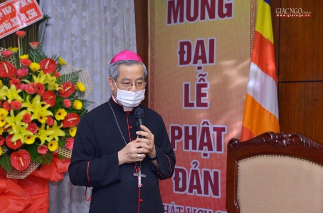 Tổng Giám mục Tổng Giáo phận TP.HCM thăm, chúc mừng Phật đản Phật lịch 2566 ảnh 1