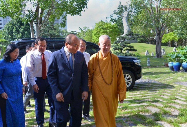 Chủ tịch nước Nguyễn Xuân Phúc thăm Đức Quyền Pháp chủ, Hòa thượng Chủ tịch GHPGVN ảnh 1