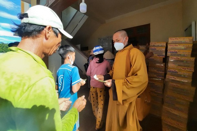 Ban Từ thiện - Xã hội Phật giáo TP.HCM trao tặng 1.500 phần quà đến bà con nghèo tại Quảng Trị ảnh 2