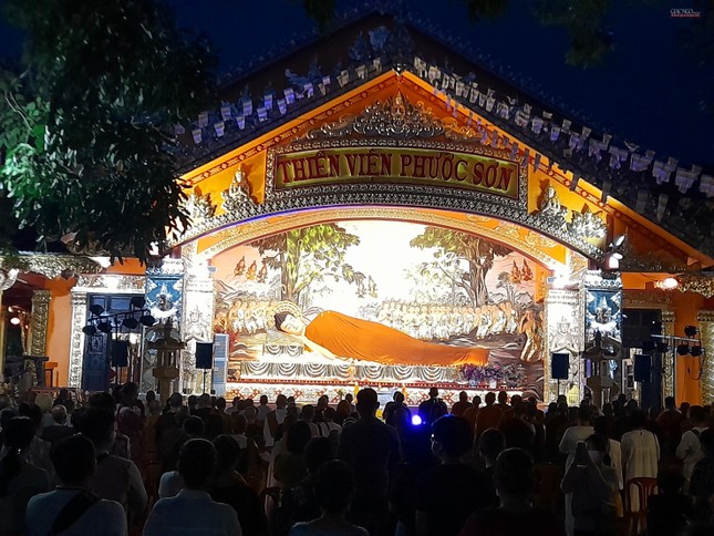 Đồng Nai: Đêm hội cúng đèn Vu lan - Báo hiếu tại thiền viện Phước Sơn ảnh 8