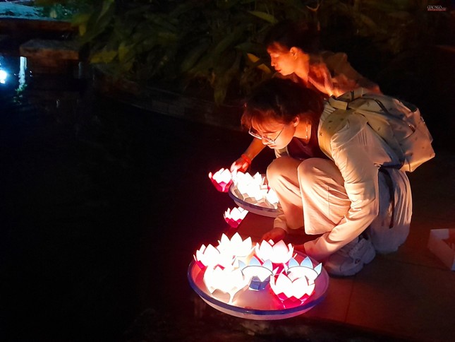 Đồng Nai: Đêm hội cúng đèn Vu lan - Báo hiếu tại thiền viện Phước Sơn ảnh 4