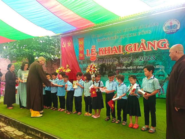 Bình Phước: Ban Giáo dục Phật giáo tỉnh tặng 50 máy tính, 5.000 quyển tập cho học sinh  ảnh 1