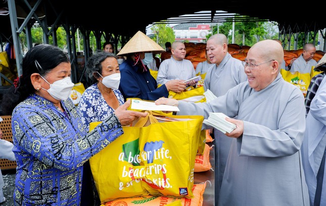 Ban Tổ chức Đại lễ tưởng niệm Đức Thánh Tổ Ni trao 1.000 phần quà tại chùa Thanh Tâm (Phật Cô Đơn) ảnh 3