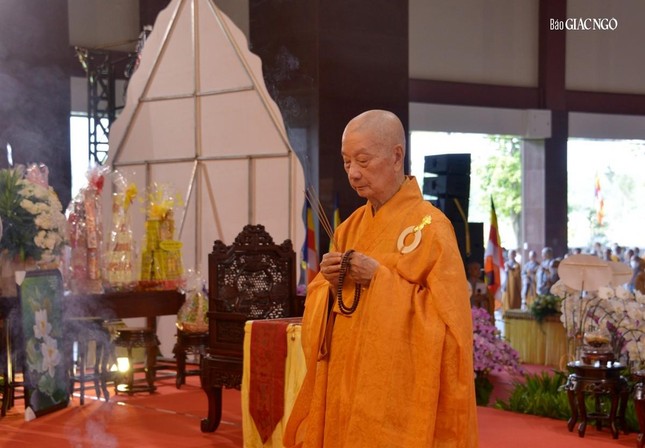 Đức Trưởng lão Quyền Pháp chủ GHPGVN niêm hương, an vị tôn tượng Thánh Tổ Ni tại chùa Thanh Tâm ảnh 9
