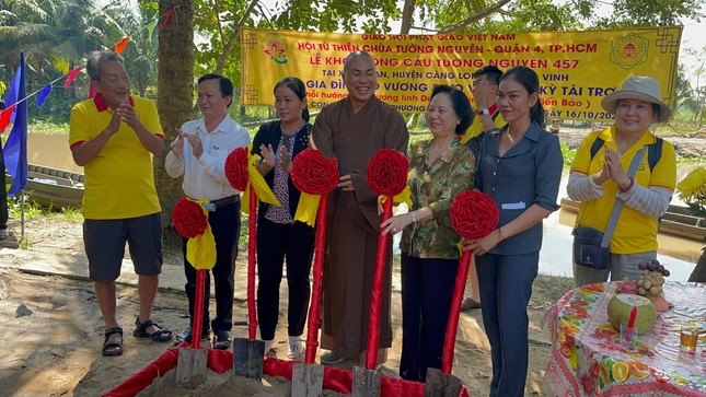 Hội Từ thiện chùa Tường Nguyên khánh thành cầu bê-tông, tặng 1.000 phần quà ảnh 2