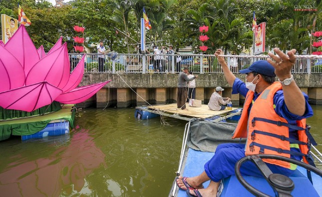TP.HCM: Hạ thủy 7 đóa sen hồng mừng Phật đản trên kênh Nhiêu Lộc ảnh 16