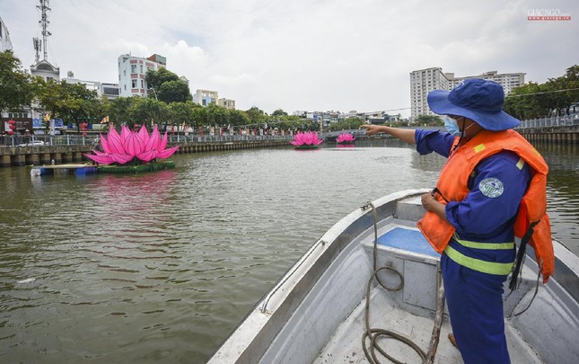 TP.HCM: Hạ thủy 7 đóa sen hồng mừng Phật đản trên kênh Nhiêu Lộc ảnh 18