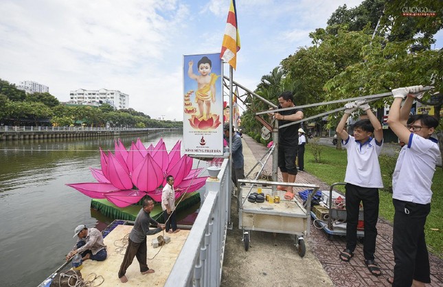 TP.HCM: Hạ thủy 7 đóa sen hồng mừng Phật đản trên kênh Nhiêu Lộc ảnh 23