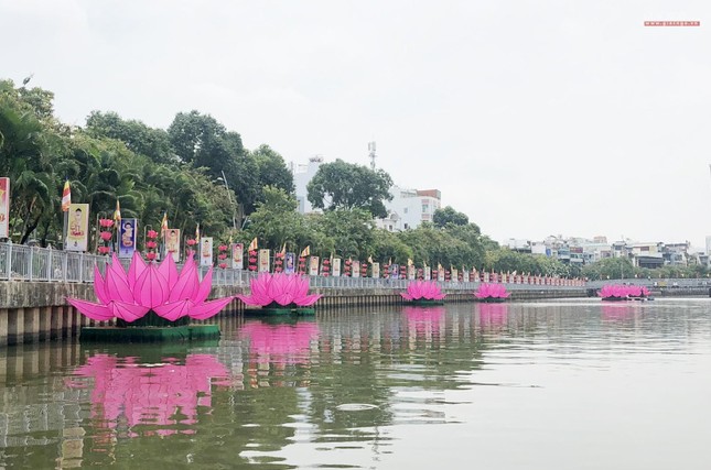TP.HCM: Hạ thủy 7 đóa sen hồng mừng Phật đản trên kênh Nhiêu Lộc ảnh 25