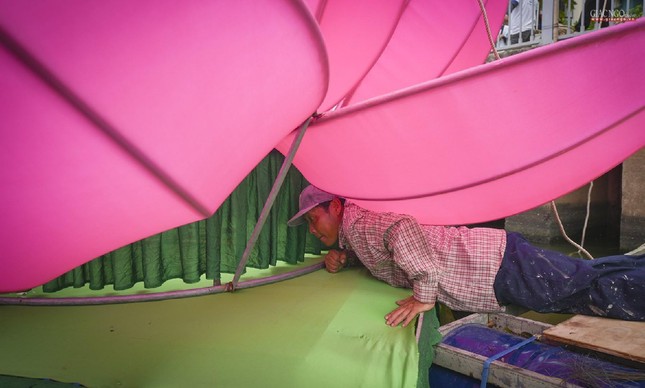 TP.HCM: Hạ thủy 7 đóa sen hồng mừng Phật đản trên kênh Nhiêu Lộc ảnh 24