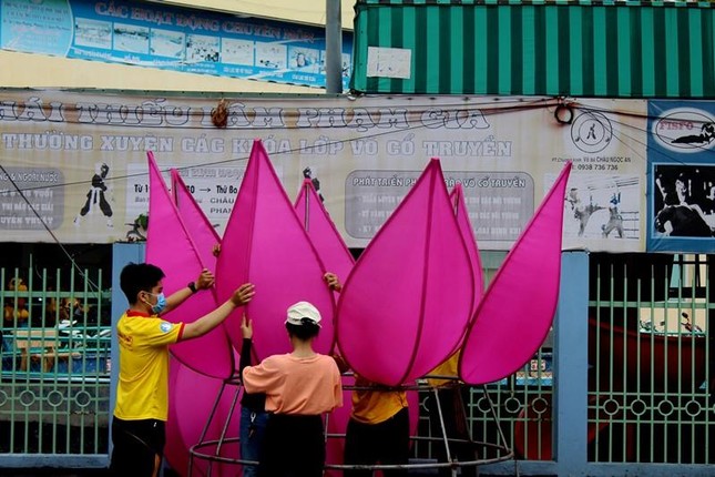 TP.HCM: Hạ thủy 7 đóa sen hồng mừng Phật đản trên kênh Nhiêu Lộc ảnh 8