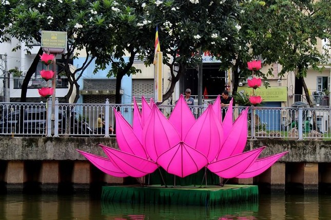 TP.HCM: Hạ thủy 7 đóa sen hồng mừng Phật đản trên kênh Nhiêu Lộc ảnh 12