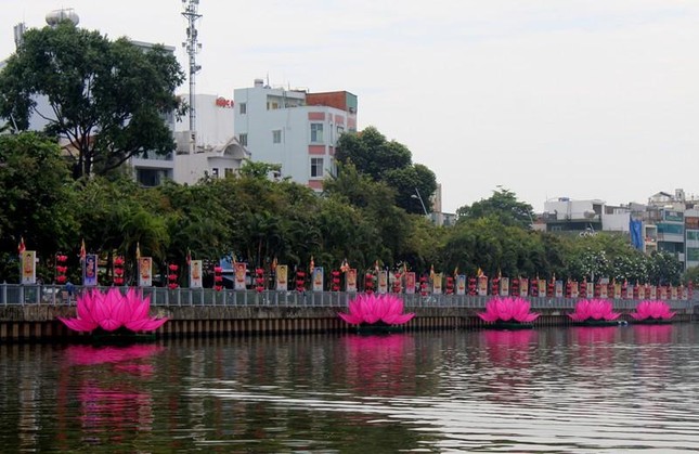 TP.HCM: Hạ thủy 7 đóa sen hồng mừng Phật đản trên kênh Nhiêu Lộc ảnh 15
