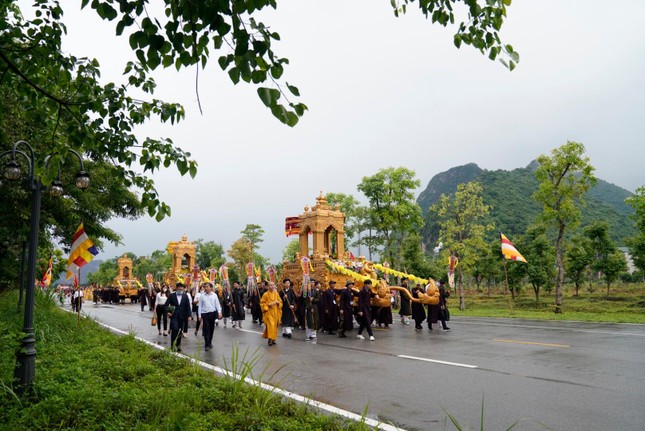 Hà Nam: Hàng vạn Phật tử đội mưa tham dự Đại lễ Phật đản tại chùa Tam Chúc ảnh 7