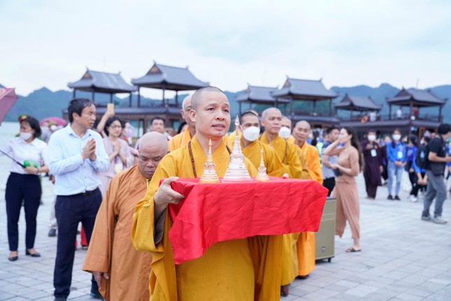 Hà Nam: Hàng vạn Phật tử đội mưa tham dự Đại lễ Phật đản tại chùa Tam Chúc ảnh 9