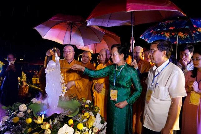 Hà Nam: Hàng vạn Phật tử đội mưa tham dự Đại lễ Phật đản tại chùa Tam Chúc ảnh 13