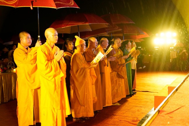 Hà Nam: Hàng vạn Phật tử đội mưa tham dự Đại lễ Phật đản tại chùa Tam Chúc ảnh 2