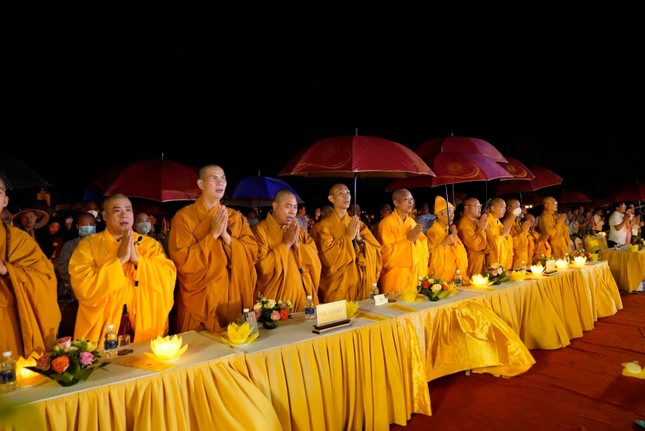 Hà Nam: Hàng vạn Phật tử đội mưa tham dự Đại lễ Phật đản tại chùa Tam Chúc ảnh 3