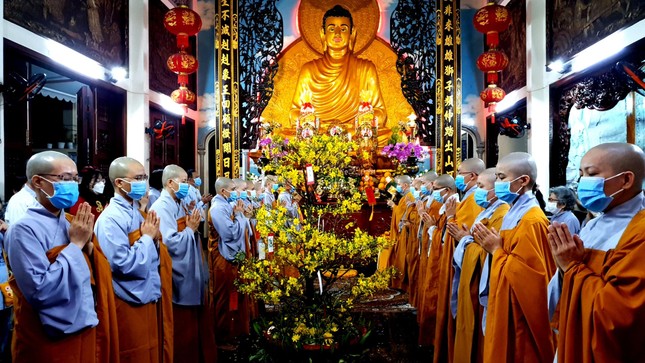 Lễ Phật đêm giao thừa ảnh 15
