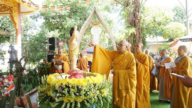Phật giáo huyện Bù Đăng tổ chức Đại lễ Phật đản và trao quà từ thiện đến người nghèo ảnh 3