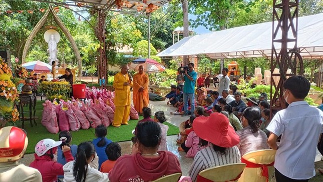 Phật giáo huyện Bù Đăng tổ chức Đại lễ Phật đản và trao quà từ thiện đến người nghèo ảnh 4